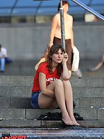 12 pictures - Long legs seen up the skirts of charming chicks