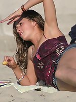 Upskirt pictures - Beach upskirt. Very sexy chick in denim mini skirt peeked