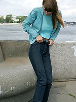 Upskirt pictures - Bubble booty gets caught by tight jeans